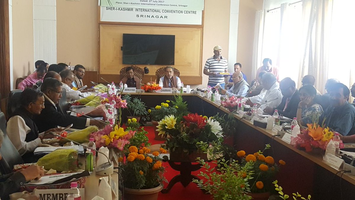 शेर-ए-कश्मीर अंतर्राष्ट्रीय सम्मेलन केंद्र में संसदीय परामर्शदात्री समिति की बैठक में श्री @SbhagatBJP के साथ अधिकारियों को सम्बोधित किया।
