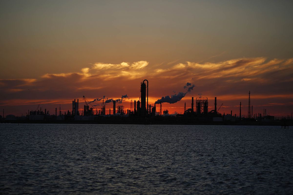 markets's tweet image. Oil extends the longest winning streak this year as drilling slows @BenSharps  bloom.bg/2sxzBAR