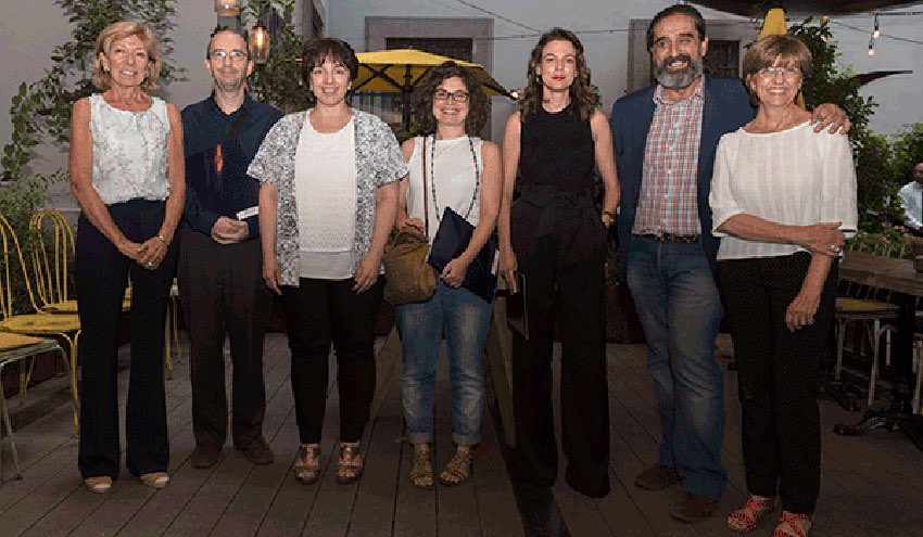 Isabel_Nnz's tweet photo. Feliz al recibir el TERCER PREMIO en el I Certamen de Relatos de la @Ec_Circular https://t.co/RtwZMNAIB4 https://t.co/t6jKiNikZo