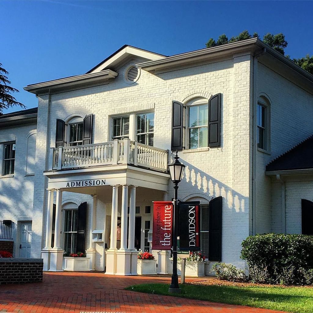 First College Visit. #davidsoncollege #davidsonnc #collegevisit https://t.co/JdrNLV6RPo