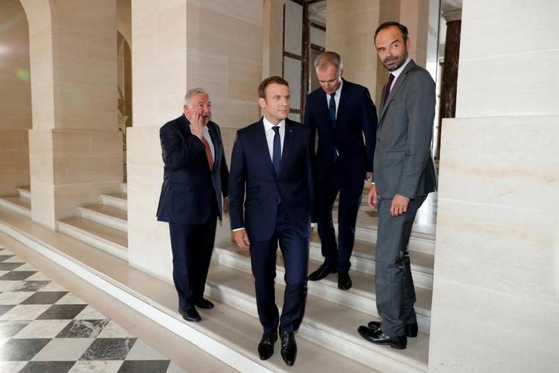 Le Figaro (@le_figaro) on Twitter photo <a href="/EmmanuelMacron/">Emmanuel Macron</a> 🔴 EN DIRECT - Déjeuner parlementaire autour du chef de l’État #CongresVersailles bit.ly/2sE2Mx7 <a href="/EmmanuelMacron/">Emmanuel Macron</a> 🔴 EN DIRECT - Déjeuner parlementaire autour du chef de l’État #CongresVersailles bit.ly/2sE2Mx7