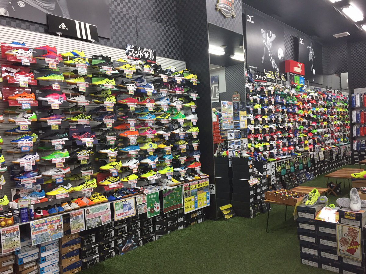 Hummel ヒュンメル公式 中四国最大級のサッカーショップ モミジヤスポーツ Momijiyafc では 大人 ジュニアともにヒュンメルコーナーが シューズも大人 ジュニア フットサル と幅広く フットサルコートもありますよー サッカー ショップ