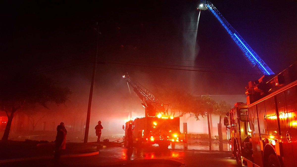 2 firefighters injured battling Deerfield Beach warehouse fire bit.ly/2tDTXrp https://t.co/cD8TdvgITs