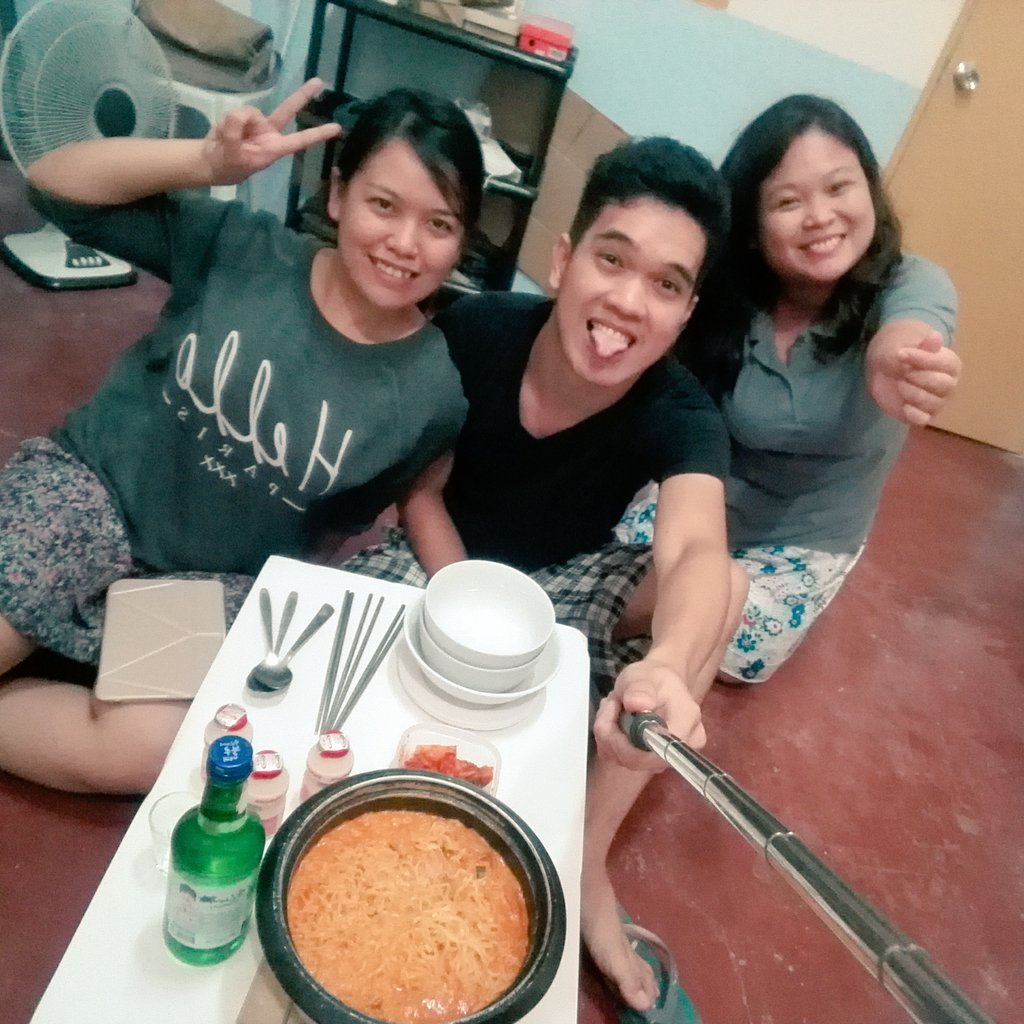 aarmeor's tweet photo. Ramen night for our batch's 6th year anniversary. 3/9 present. #upcatlb #kikilat #rinti https://t.co/wtNXfoBarI