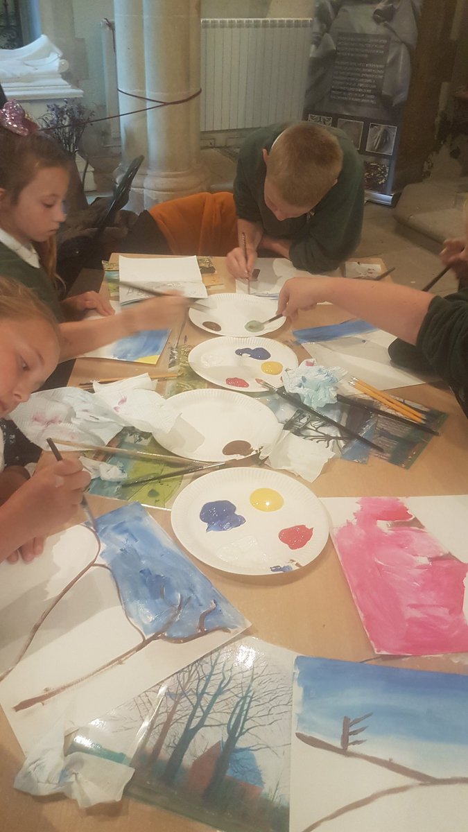 DeltaTheParks's tweet photo. Year 5 are loving the painting! 🎨 https://t.co/Fu2gDC0jqA