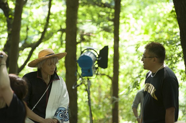 「銀魂」メイキング映像“万事屋篇”公開、カブト狩りシーンの撮影風景も natalie.mu/comic/news/239…