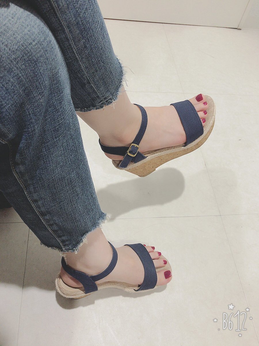 Chisato 撮影モデル依頼受付中 だいたいいつもスニーカーか サンダル履いても低めのやつしかはかないから ウェッジソールのこのくらいの高さでも脚が悲鳴を上げてるw そして浮腫んでる W W 足首が太いんだよね 細くなりたい Chisato 撮影モデル依頼受付中 だいたいいつもスニーカーか サンダル履いても低めのやつしかはかないから ウェッジソールのこのくらいの高さでも脚が悲鳴を上げてるw そして浮腫んでる W W 足首が太いんだよね 細くなりたい