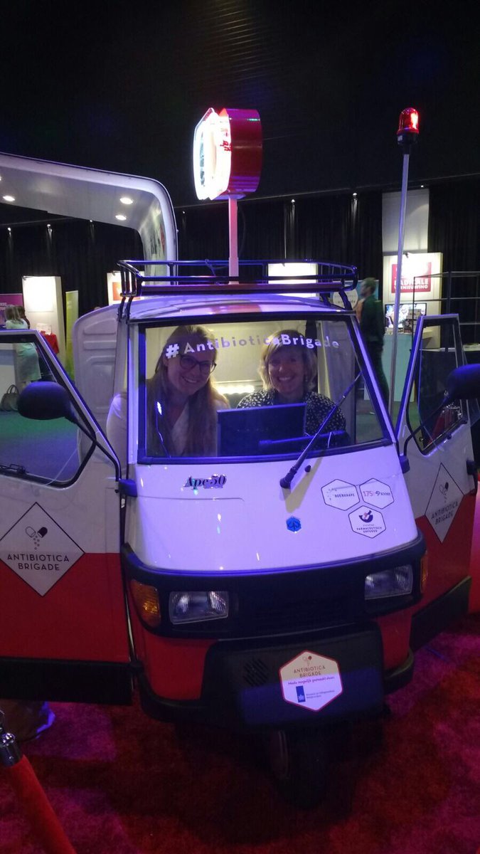 Samen met <a href="/VilansNL/">Kumar Dhistraj</a> collega Elsbeth Zielman in de #antibioticaresistentie bus tijdens het @Waardigentrots congres 2017