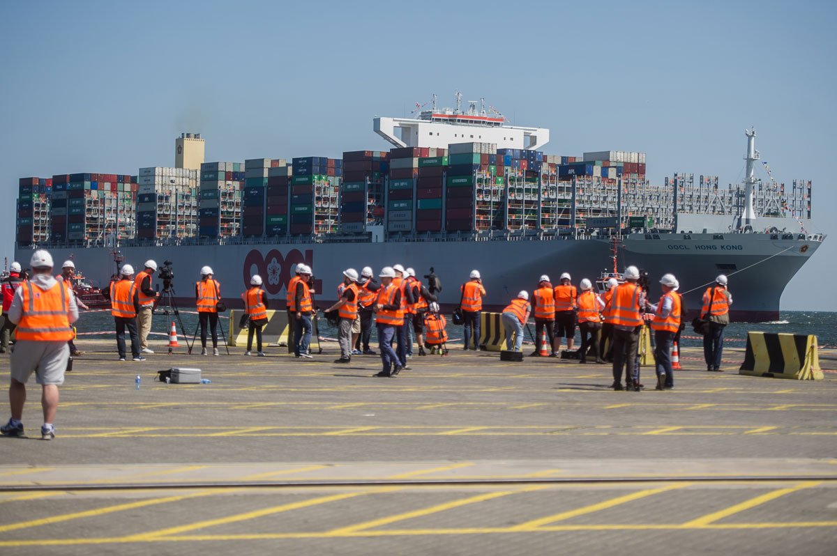 DCT_Gdansk's tweet photo. Largest container vessel in the world OOCL Hong Kong at @DCT_Gdansk #Poland #Gdansk #container #terminal https://t.co/w00pdN9lmI