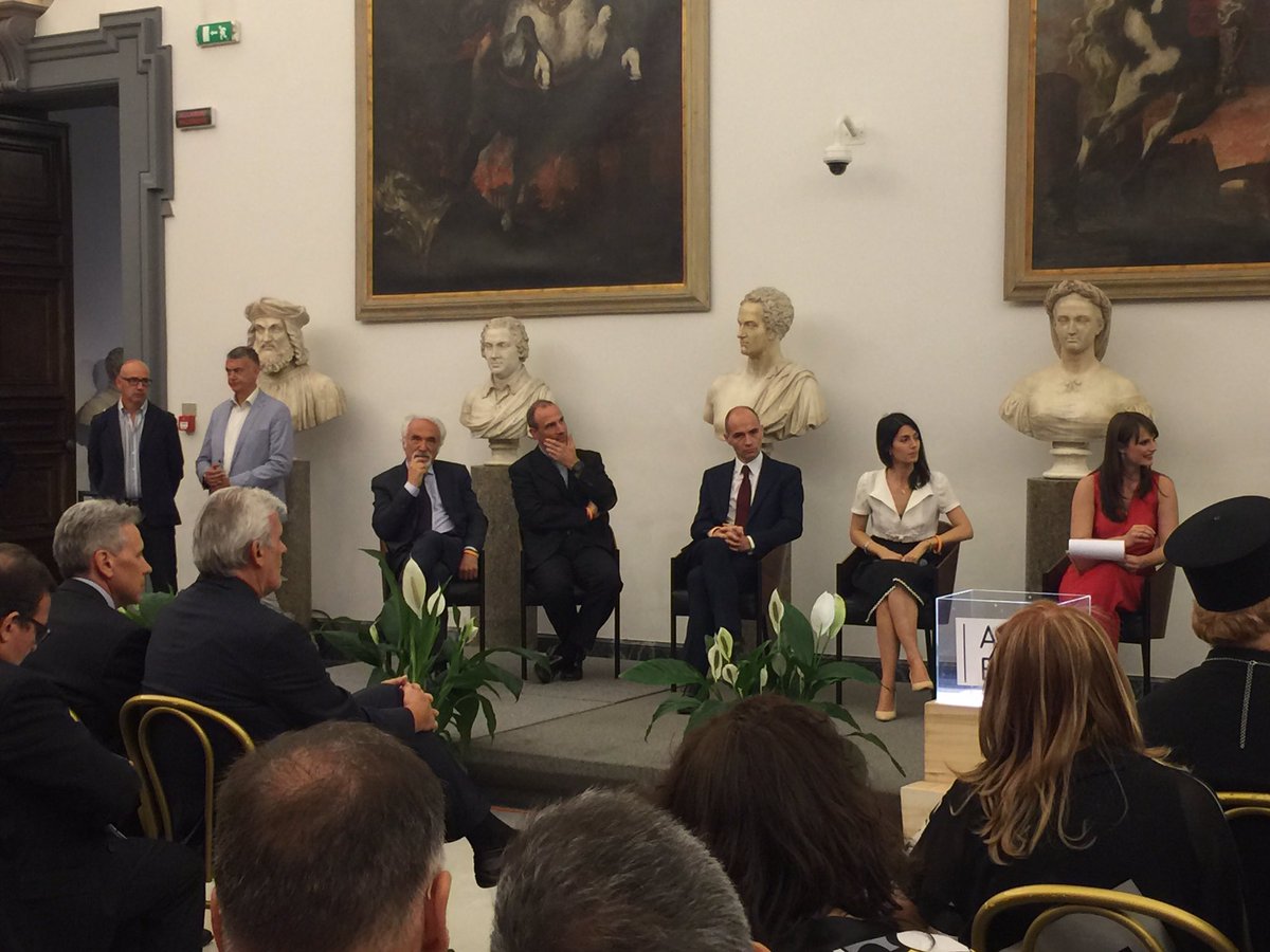 AIA_it's tweet photo. Il Presidente #Nicchi alla conferenza stampa di presentazione della #mezzamaratona #ViaPacis #RefereeRUN @atleticaitalia @RuncardItalia https://t.co/2lNyGSDU4y