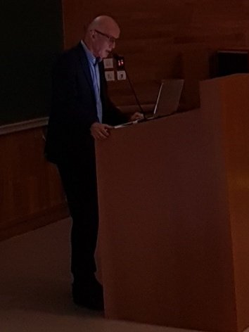 ggesquiere's tweet photo. Présentation de @fbancilhon  lors de l'AG du @LIRISLyon;  #data recherches dans des donnés massives. https://t.co/s4aNxOose1