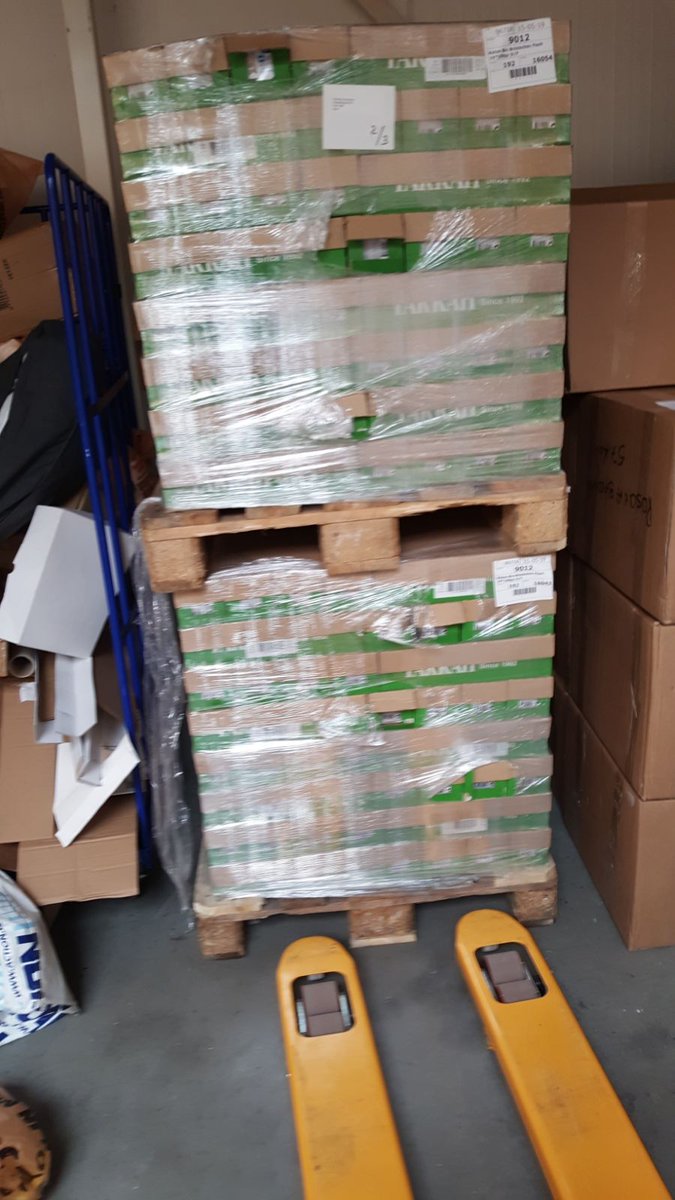 DierenLot's tweet photo. Onlangs ontvingen wij van @YarrahBio een donatie van 18.000 verpakkingen kattenvoer. Hiermee kunnen wij veel #dierenhulporg. blij mee maken! https://t.co/TpT7AjcEeX