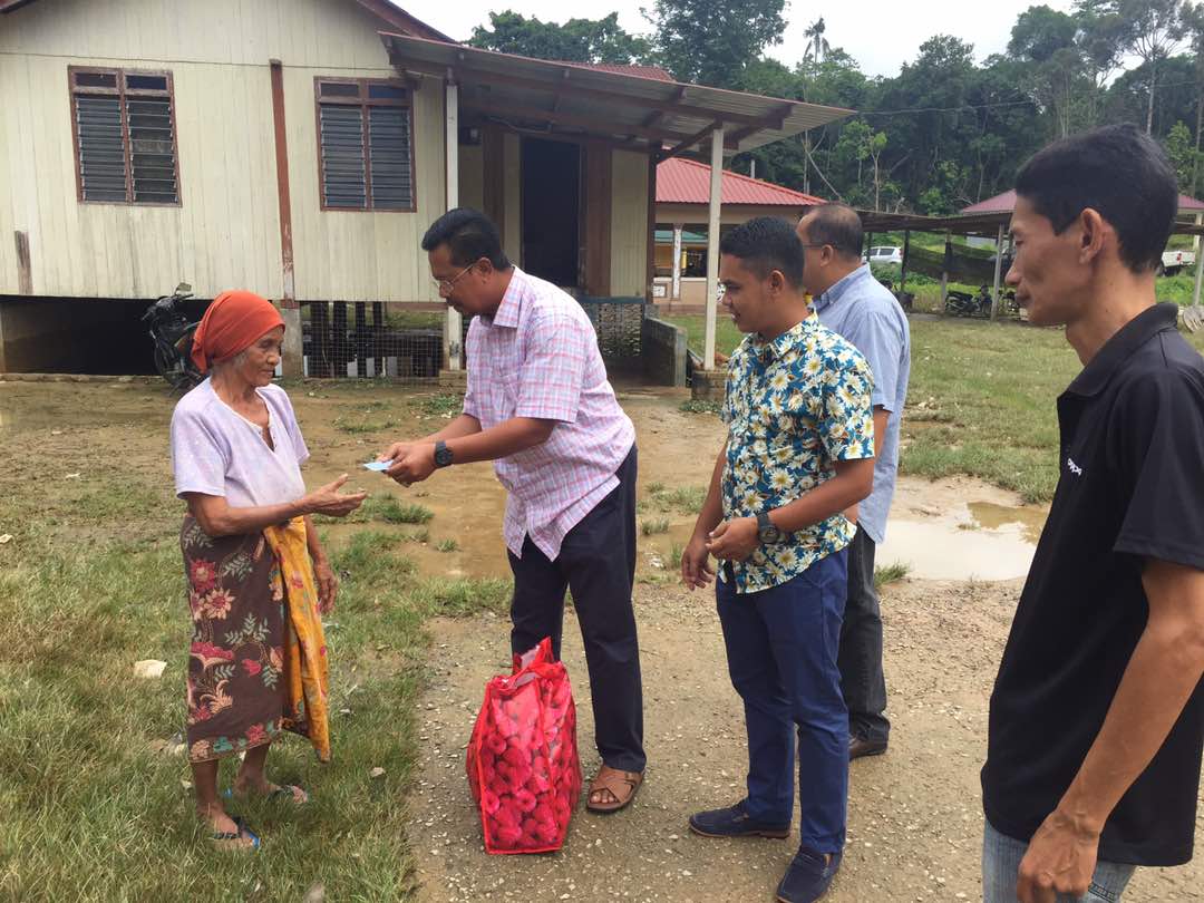 AmirmarwanSuk's tweet photo. YB Dato Abdul Rahman AP Lipis Lawat/Sampai Sumbangan Kpd Mangsa Banjir Kilat Di Benta dan Kg Ulu Teris @NajibRazak @AdnanYaakob #BanjirMove https://t.co/WYiTt0jr29