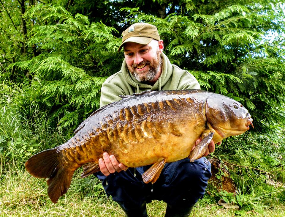 After catching a few bream through the night, Mick Batley caught this 18lbs carp from Kirklees Lagoon yesterday #brighouse #carpfishing