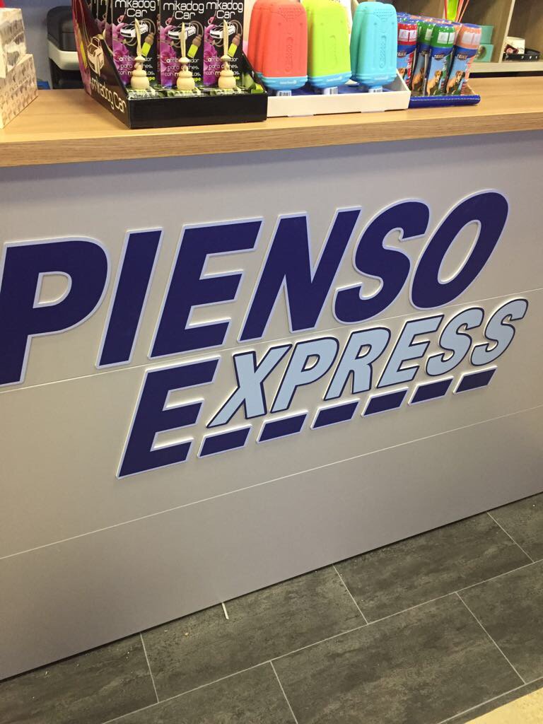 SimbaPets_SL's tweet photo. Fotos de amigos con nuestras galletas de Lolo Pets. Muchas gracias chicos de Pienso express! #simbapets #lolopets #Cats #dogs #mascotas https://t.co/EHlwTvAHUB