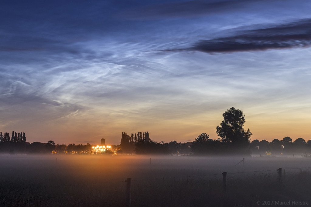 weermanrobert's tweet photo. Nog een fantastische foto van lichtende nachtwolken afgelopen nacht. Deze is uit Dinxperlo. Gemaakt om 03:50. https://t.co/PSKqDLfTXz
