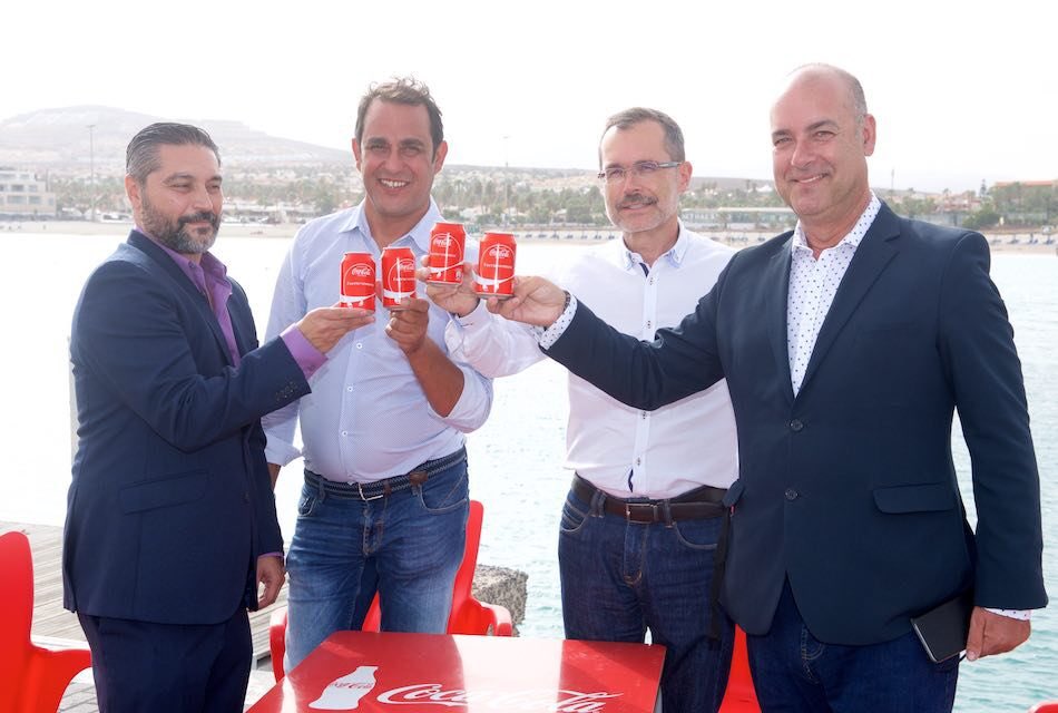 SaboreandoCan's tweet photo. #Fuerteventura se promociona en todo el mundo 🌎 de la mano de Coca-Cola.

https://t.co/KNCLat10hH https://t.co/N74cyWrwtj