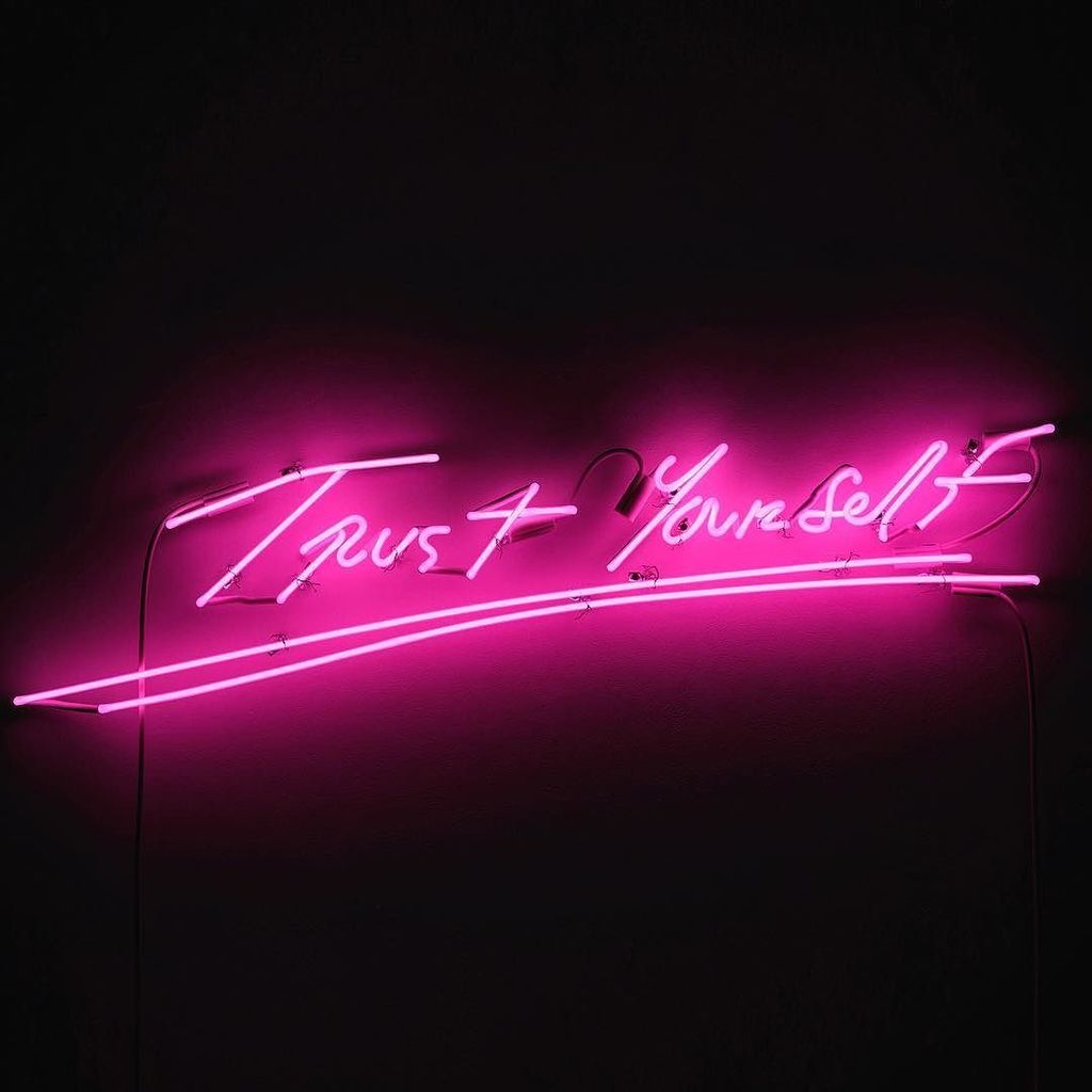  Tracey Emin is (ne)on point. .
.
Happy 54th birthday to 
