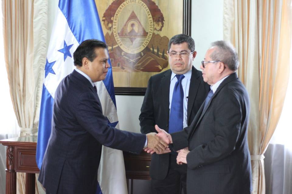 SEPresidencial's tweet photo. El Ministro #RicardoCardona, en representación del #GobiernoDeHonduras, juramentó hoy, al nuevo Director de #FOSOVI, #JuanRamónCruzCarbajal. https://t.co/zNu6ZY9cda