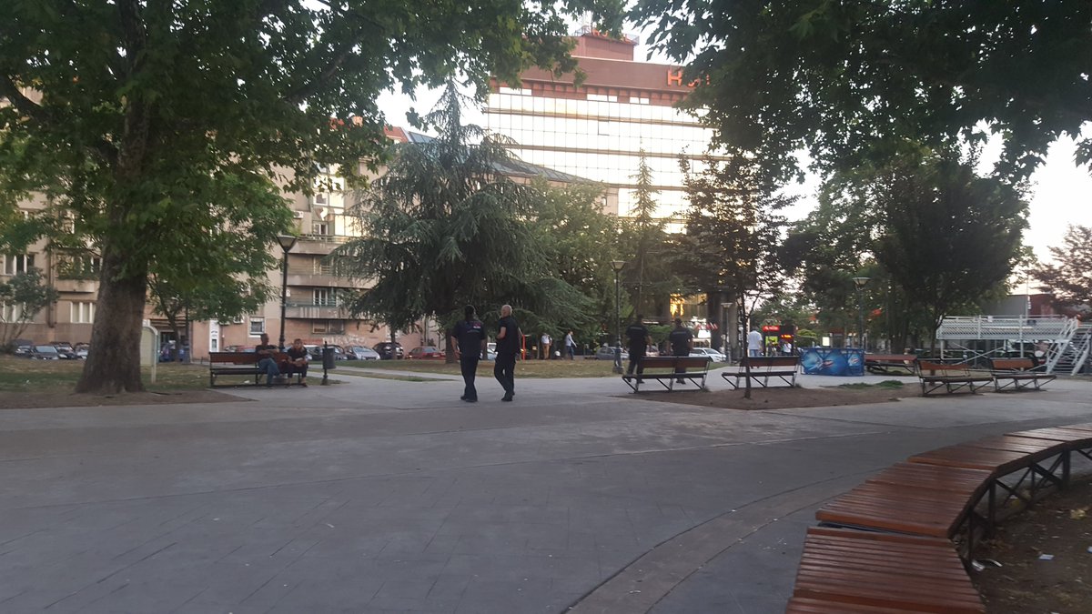 BelgradeUpdates's tweet photo. They shouted "Don't be late for camp!" - today 8pm police and commisariat sent all #refugees out of #Afghanpark in #Belgrade. #repression https://t.co/7ugqzJrDEU