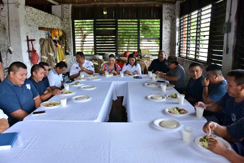 ¡Un gusto saludar a mis amigos del H. Cuerpo de Bomberos! Entregué material y equipo para el desempeño de su labor gracias a donaciones.