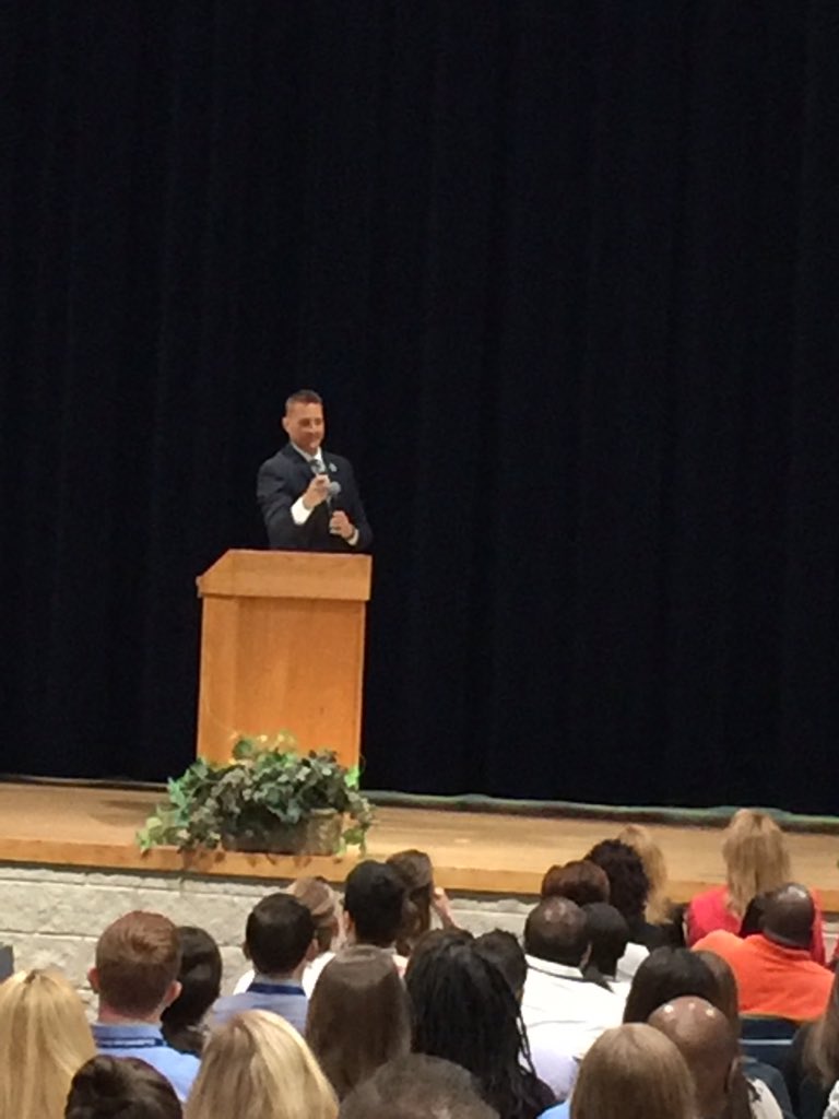 DianeLMcKee's tweet photo. Eakins stresses how we strive every day to be the best we can be! @Jeff_Eakins #learngrowthrive #Hillsedinst https://t.co/9PMabJkpJX