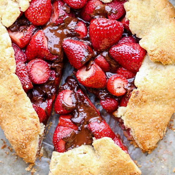 bakeritablog's tweet photo. Got strawberries?! This #Paleo Chocolate Strawberry Galette is a MUST MAKE before the summer is over. #RECIPE: https://t.co/UmBFI2rEDE https://t.co/0aByEN1yGR