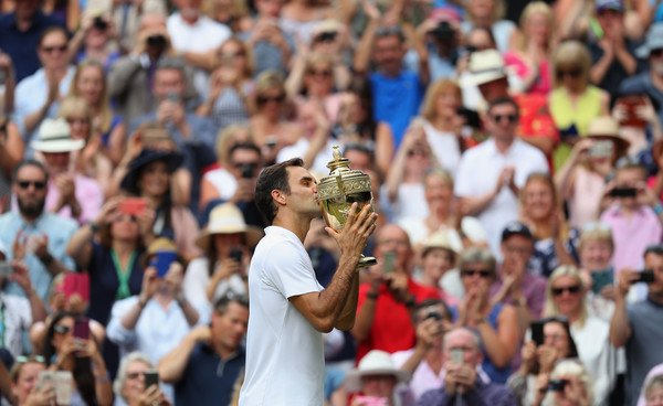 RFederer_Fans's tweet photo. 8º título de Su Majestad en #Wimbledon y 19º de Grand Slam. 

¡NO HAY NADIE MÁS GRANDE QUE ROGER FEDERER! https://t.co/OJuEbDUh50