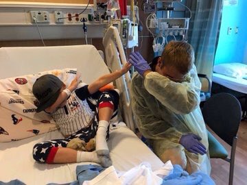 Photos of Justin Bieber visiting a fan in the hospital in Los Angeles, California today. (July 17)