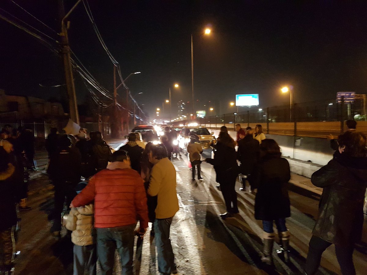 d0nsea's tweet photo. @EnelClientesCL lo lograron.. Gracias.. @Tele13_Radio @CHVNoticiascl @penalolen caletera vesp con llaima en rotonda quilin. @CarolinaLeitao https://t.co/rs7yTnFQp1