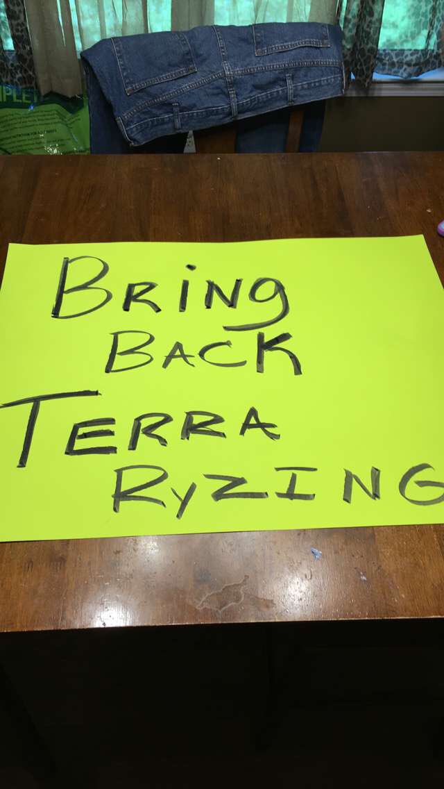 jjslamcast's tweet photo. We are here live at @WWE tweet us if you see our signs https://t.co/NDlOOaWsJf
