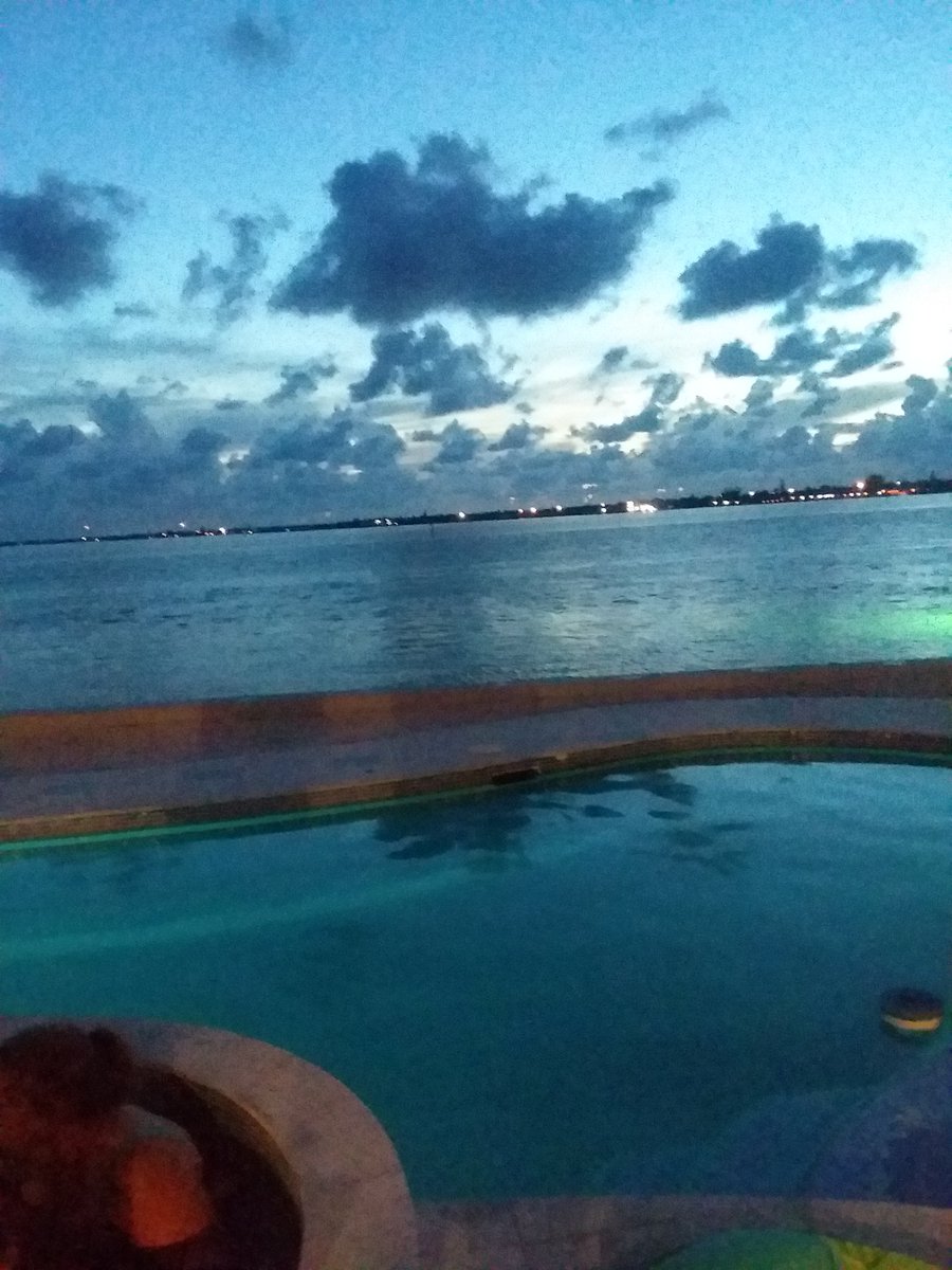 bshepler1's tweet photo. Nothing better than listening to Jimmy Buffet at sunset in the Keys. #livinglarge https://t.co/gjZCXy6HA7