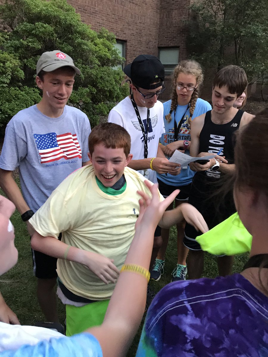hoyatfxc's tweet photo. #RunSMRC Alex putting on a whole bunch of shirts! https://t.co/1ZCVD17Xuq
