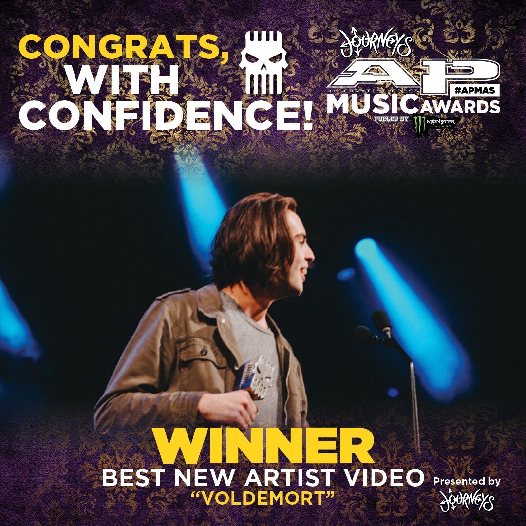 AltPress's tweet image. .@withconfidence_ take home the #skully for BEST NEW ARTIST MUSIC VIDEO presented by @journeys! Congratulations! 🍾 #APMAs