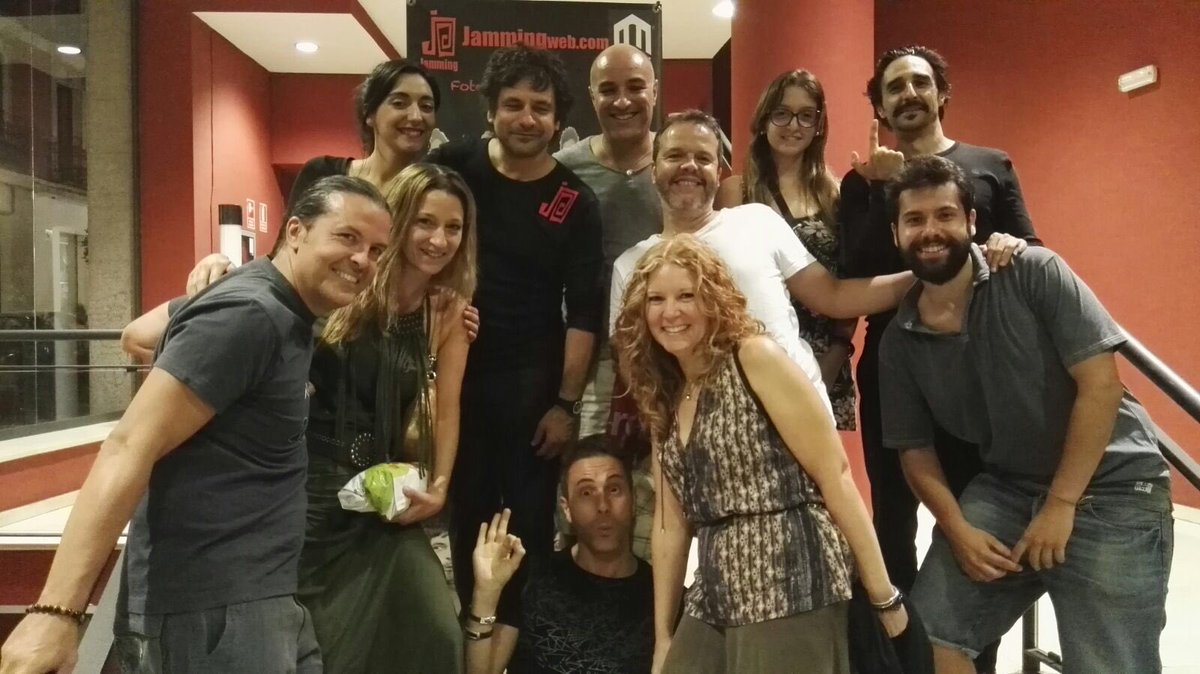 castro_juanluis's tweet photo. Noche 🔝en el @jammingteatro en inmejorable compañía.La sesión de hoy ha sido genial,sobretodo Don PimPom colombiano 😂😂😂😂 #jammingtuits https://t.co/2OrQyomE22