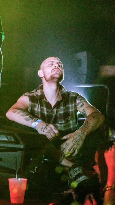 That's the face bari had when that vid leaked https://t.co/hPgw6lxQW5<a href="/tag/newprofilepic"class="tags"><span>#newprofilepic</span></a>