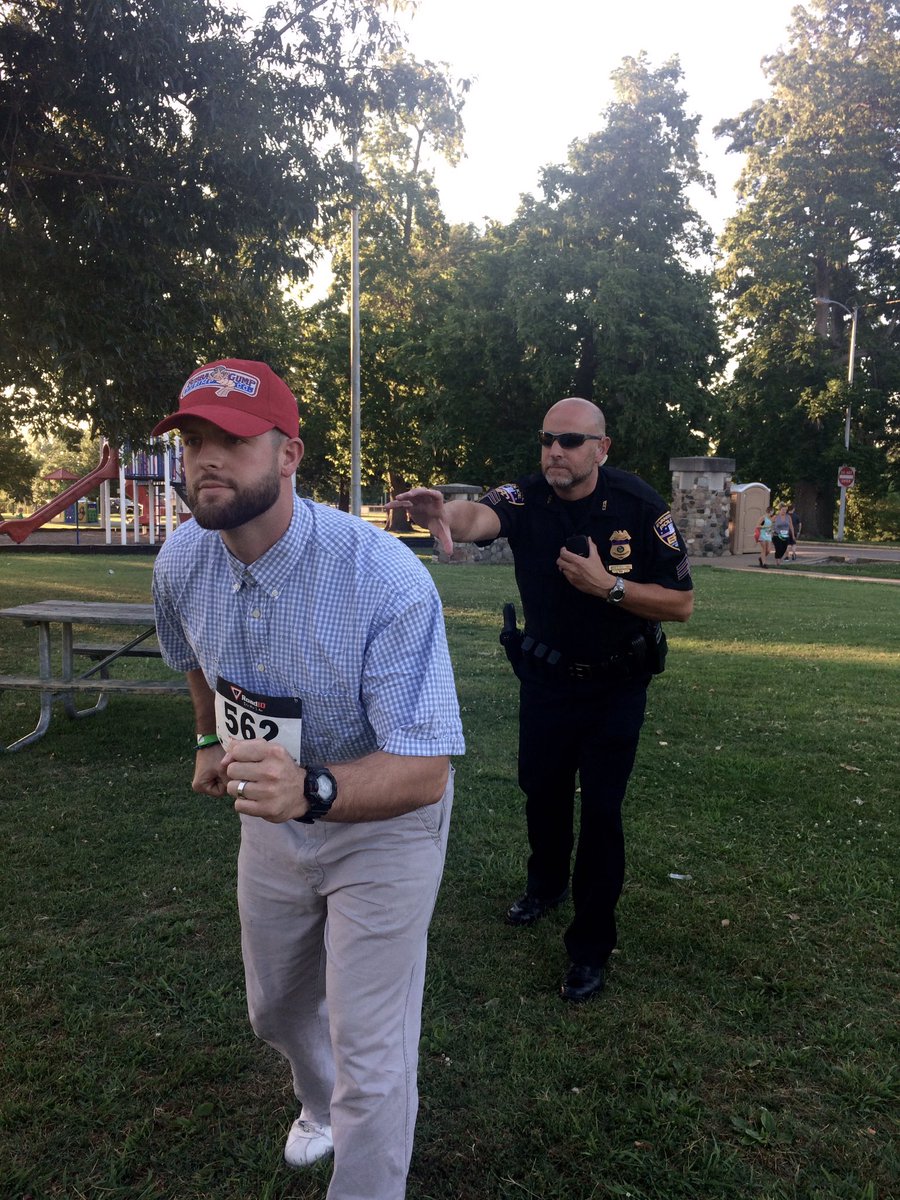 EvansvillePD's tweet photo. This guy has long distance skills, but he couldn't beat @EvansvillePD to the end of the block! #iwasrunnin #shouldhavetookthebus @tomhanks https://t.co/gLAw9rpOM7