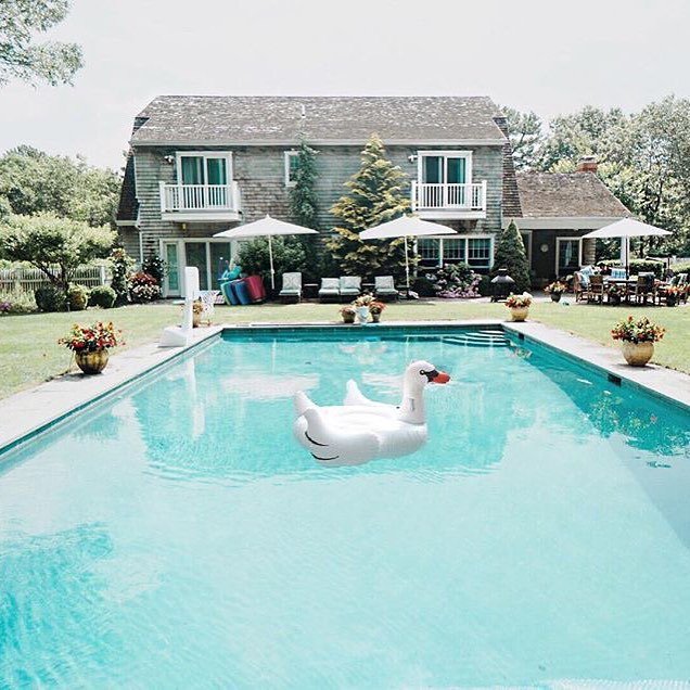 sloaneranger's tweet image. Summer Saturdays 💦 📷: @justlikegillian .
.
.
.
 #justlikegillianhamptons #poolfloat #swanfloat #prettylittleiiinsp… ift.tt/2uqThGn