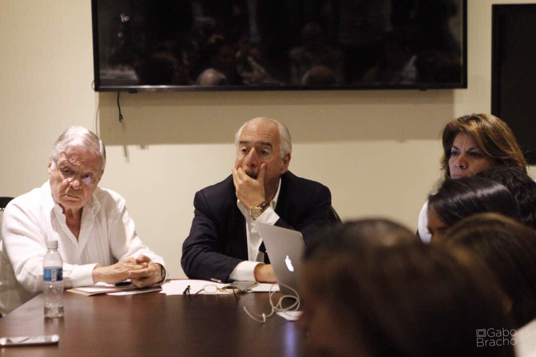 Los padres de Pernalete a los ex ptes.  Quieren saber quién era mi hijo? y sacaron todas sus medallas como atleta