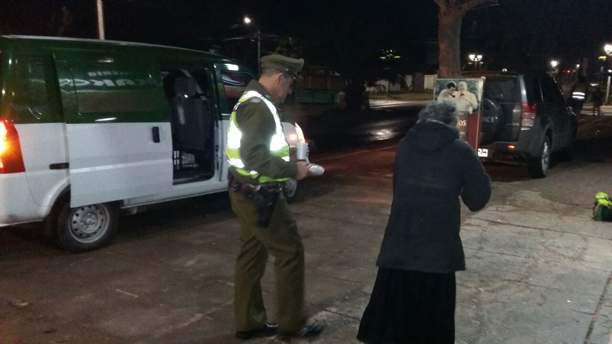 Carabdechile's tweet photo. #Melipilla: Personal de la 24a. Com. verifica estado de salud de vecinos en situación de calle, repartiendo café y alimentos. https://t.co/IhASuNe5LS