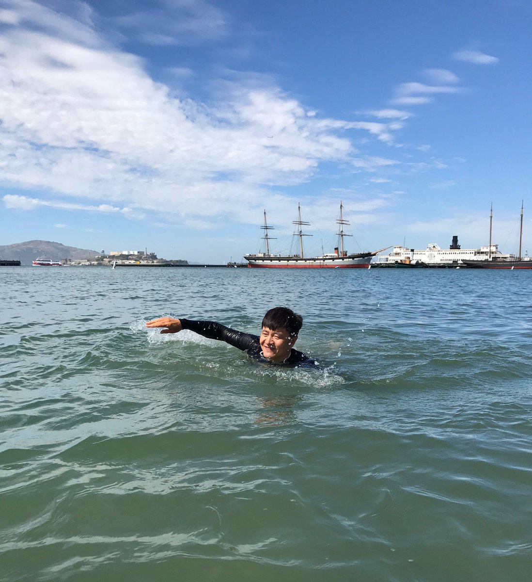 到太平洋海里，為劉曉波送行，自由的靈魂回歸大海，有水的地方就是你的故鄉。
Sea farewell to #liuxiaobo, my dear mentor in 1989, who loves ocean as much as freedom. 
Free #liuxia