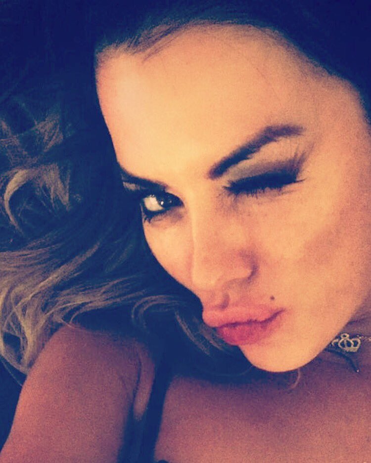 Karijelinek's tweet photo. Buena noche ángeles!!!! Hoy se sale si o si! Con poncho y todo! Buen sábado ❤️💋🍷 #caderacorona  @acerosoho ✨🌟 https://t.co/jt2ifK9l3b