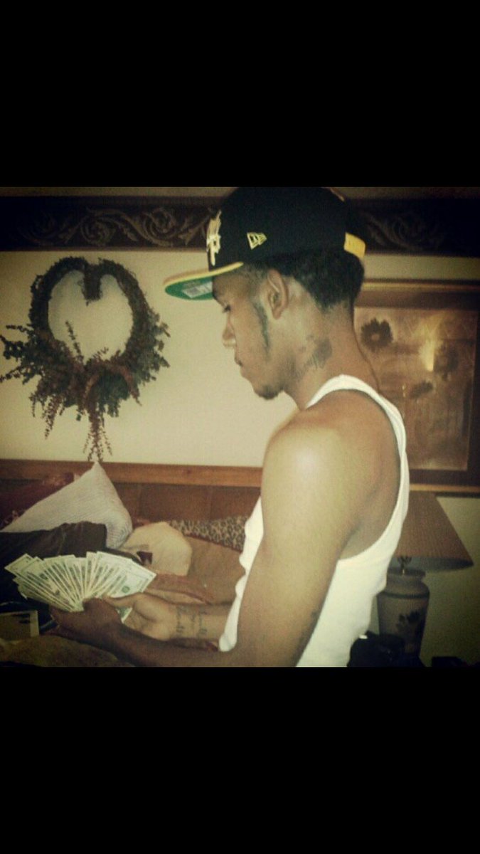str8facts_'s tweet photo. MY MOTHERFUCKING BROTHER WE JUMPED OFF THE PORCH TOGETHER YOU ONLY HAD A FEW YEARS LEFT IN PRISON AND THEY KILLED YOU IMA MISS YOU https://t.co/rYLMVlRNDE