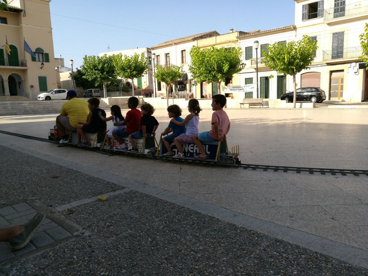 Èxit de participació i gran interès dels saliners per conèixer i rememorar el centenari de l'arribada del tren a #SesSalines. 🚂