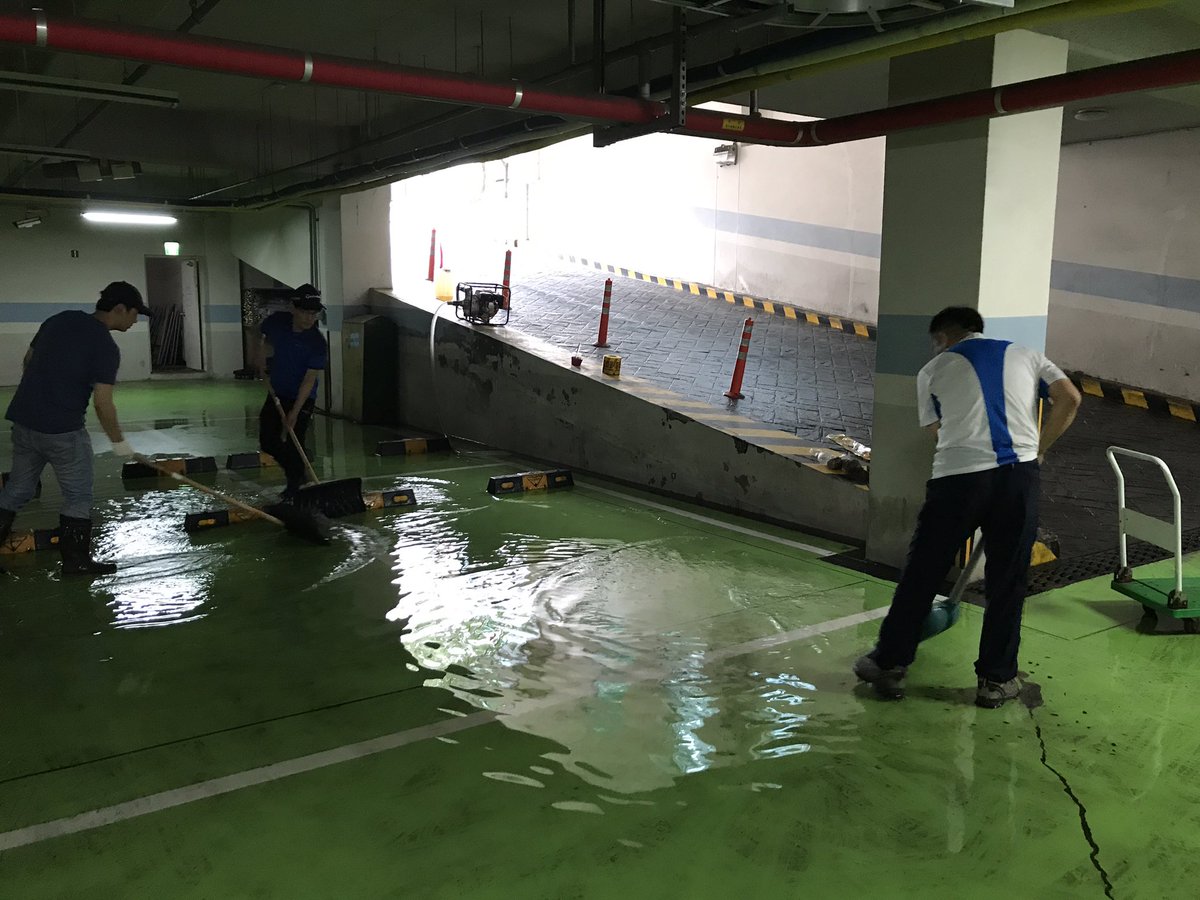 새벽에 내린 폭우로 인해 운중동 주민센터 지하주차장이 침수되어 운중동장님과 행정팀장님 등 직원들이 복구작업을 실시하고 있습니다.
월요일부터 주민들이 주민센터를 이용하시는 데 불편함이 없도록 조속히 조치하겠습니다.