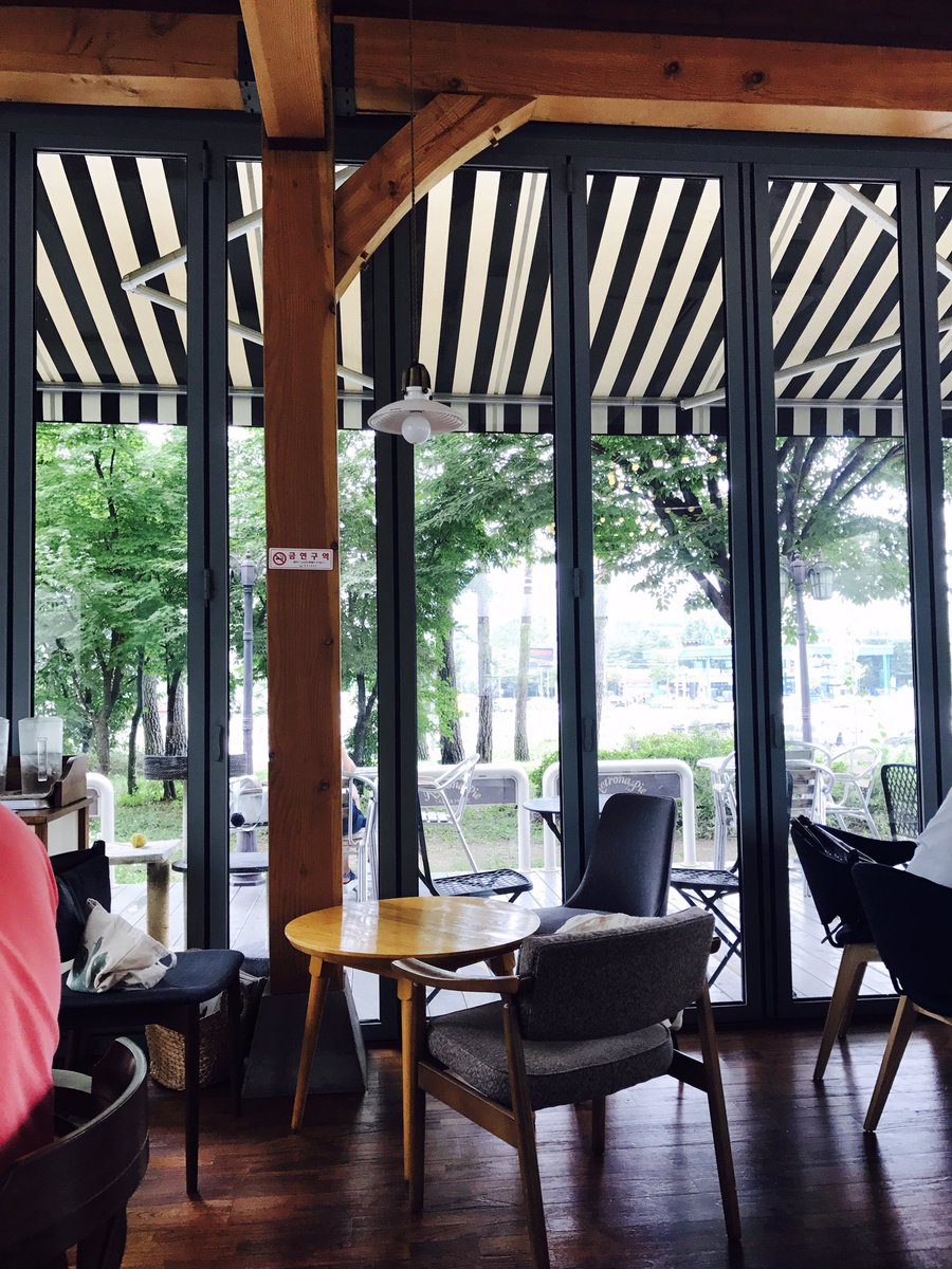 브런치 먹고프다는 베프의 톡을 받고 급벙개로 만남 ㅎ
버섯샐러드가 커다란 보울에 가득.. 😬😬