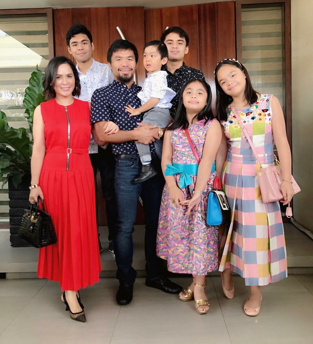 Husband and wife, Manny and Jinkee with their children