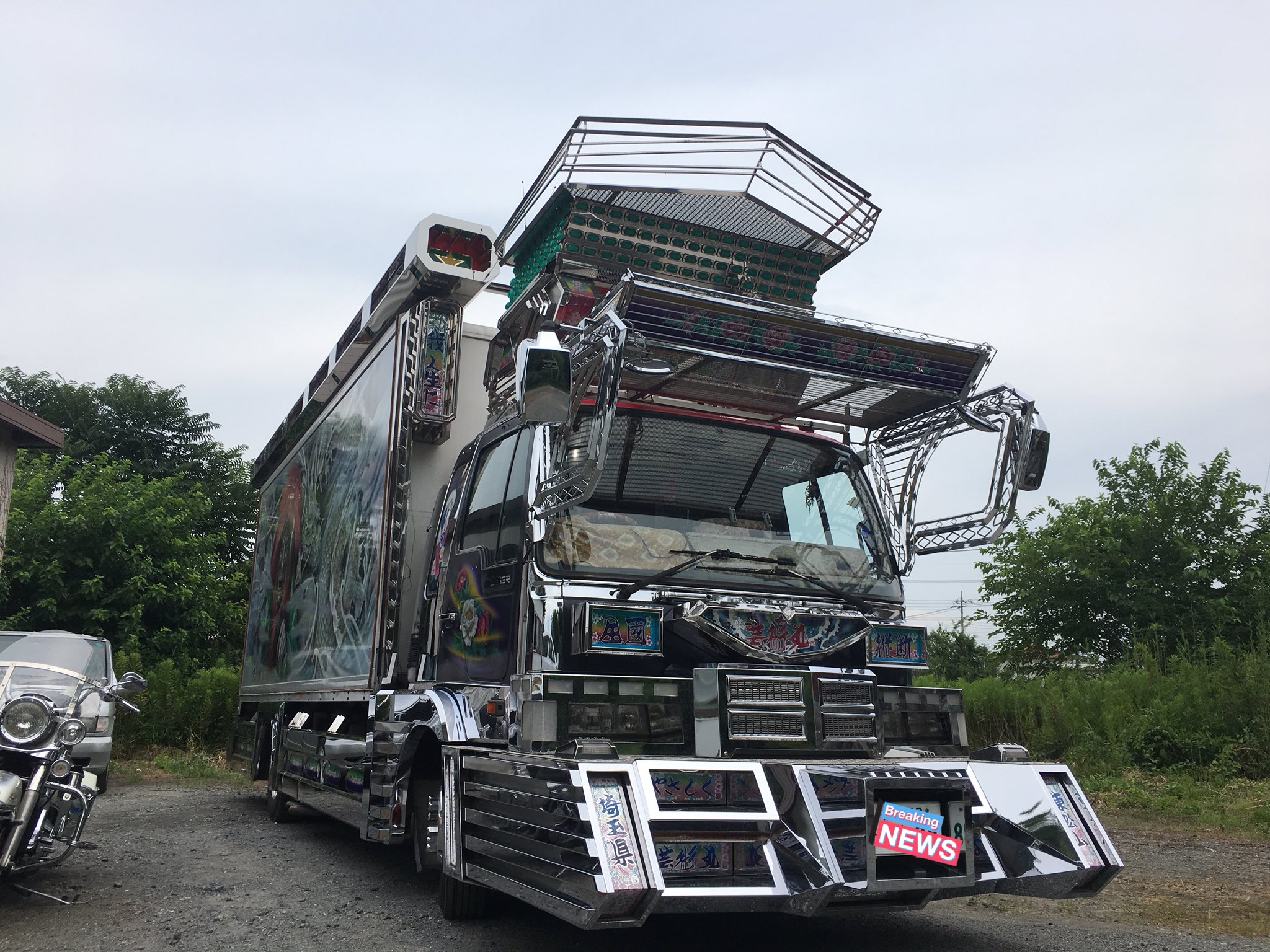 Kame 埼玉県東松山市の関口工芸さんにお邪魔してきました お忙しい中 いろいろと関口さんとお話しできました 初めて芸術丸見れて最高 ペイントがホント凄かった まさに走る芸術でした 龍王丸さんなども見れました デコトラ アートトラック
