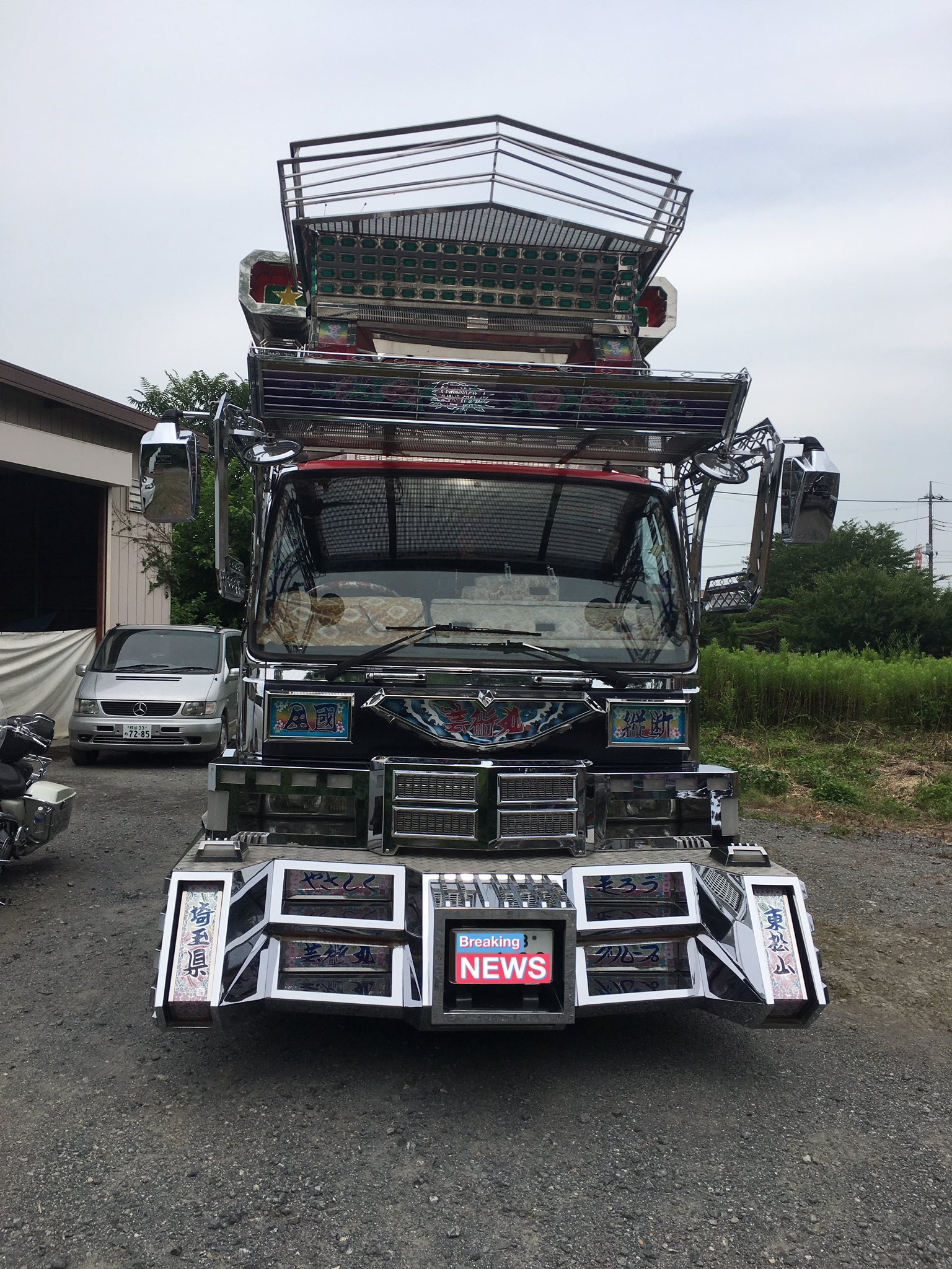 Kame 埼玉県東松山市の関口工芸さんにお邪魔してきました お忙しい中 いろいろと関口さんとお話しできました 初めて芸術丸見れて最高 ペイントがホント凄かった まさに走る芸術でした 龍王丸さんなども見れました デコトラ アートトラック