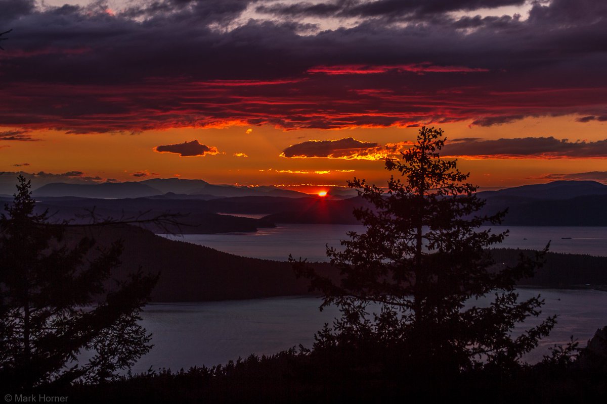 beyond90seconds's tweet photo. Saturday night's sunset on Mt. Erie in Anacortes, WA. #pnw #weather #PugetSound #islands #SanJuanIslands #clouds https://t.co/x8j2WCLmd4